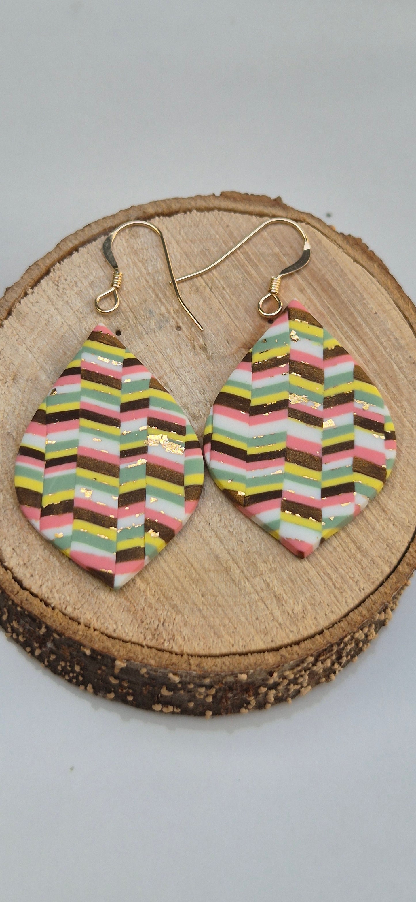 Boucle d'oreille forme feuille et crochet