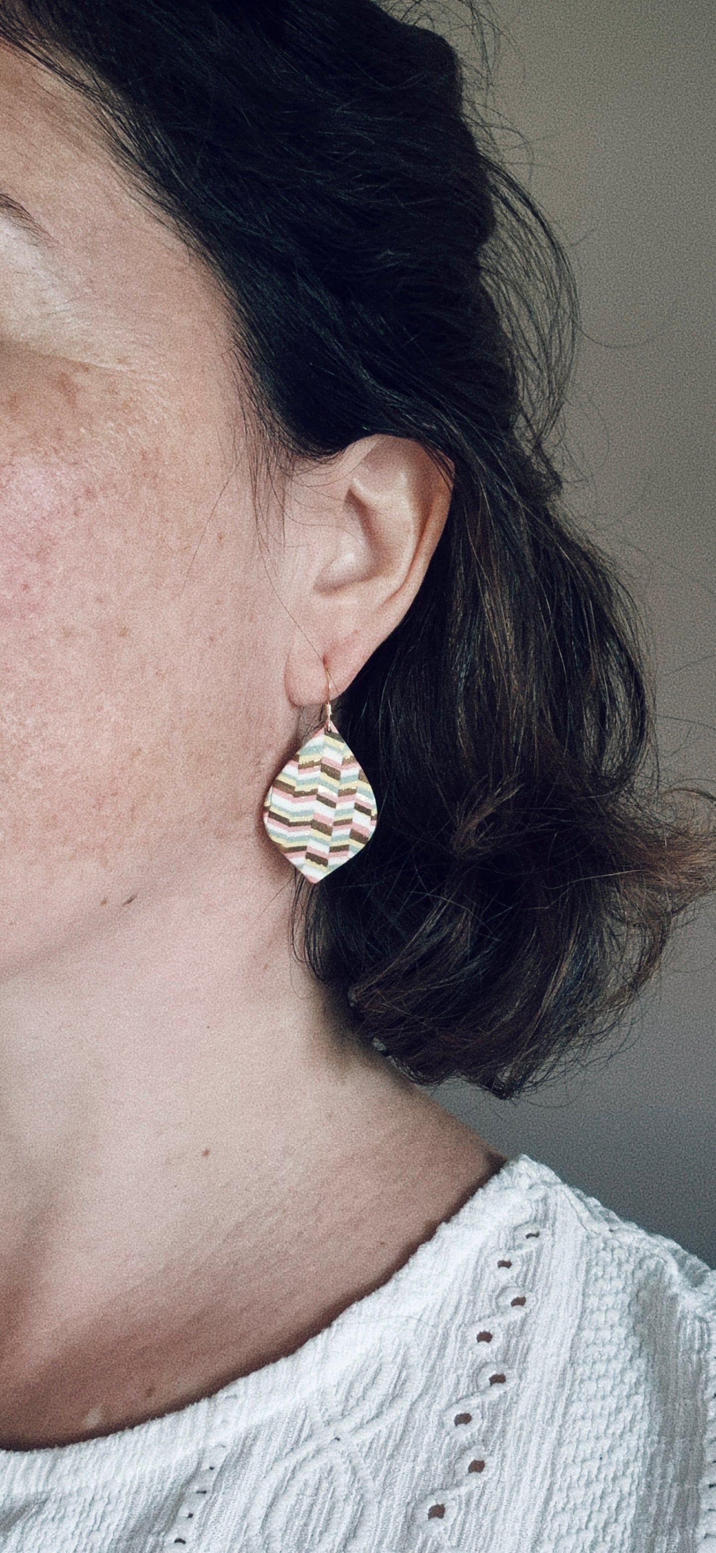 Boucle d'oreille forme feuille et crochet